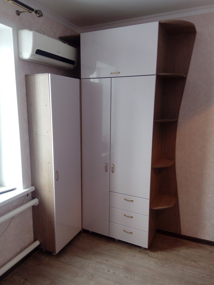 Шкаф распашной